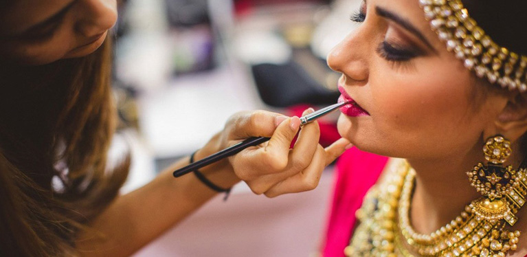 Create stunning wedding looks as a professional wedding makeup artist